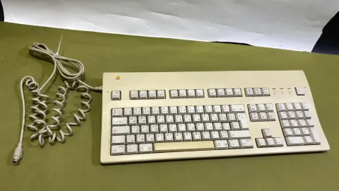 لوحة مفاتيح عائلة ماكينتوش II الممتدة من أبل M3501 مفتاح عربي