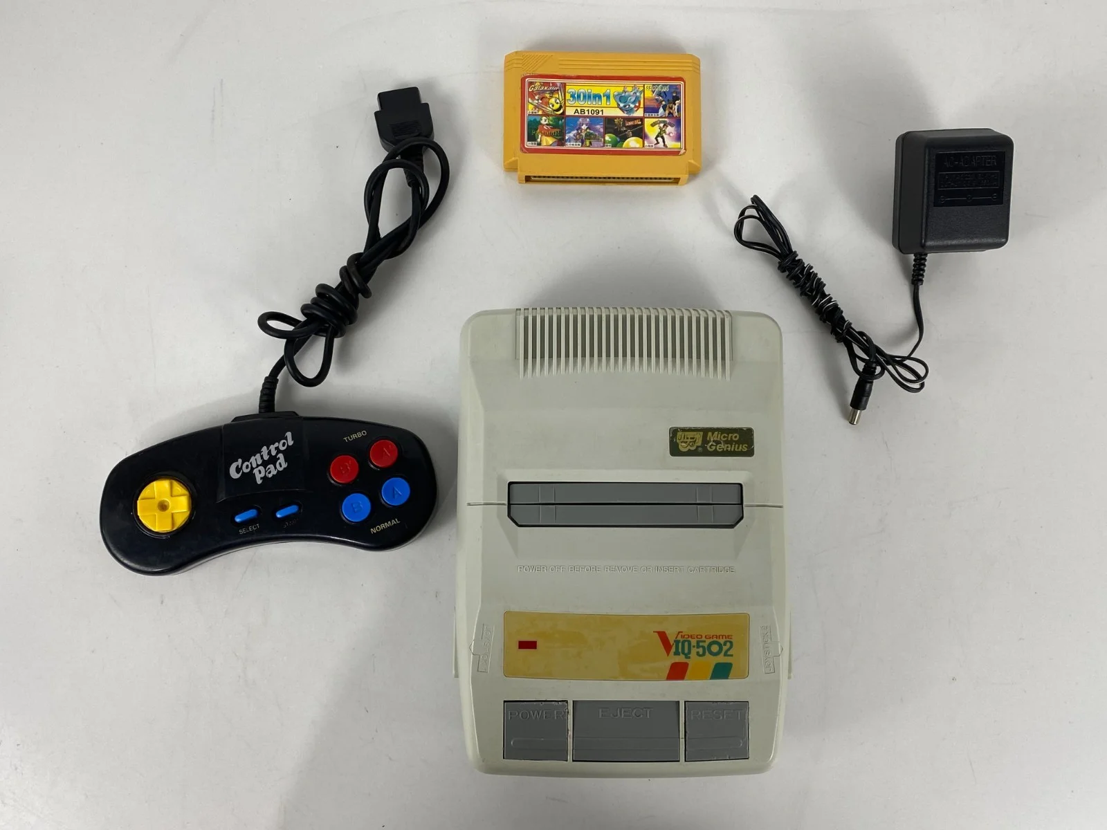 Micro Genius VIQ-502 Famiclone Famicom Video Game Console كمبيوتر العائله