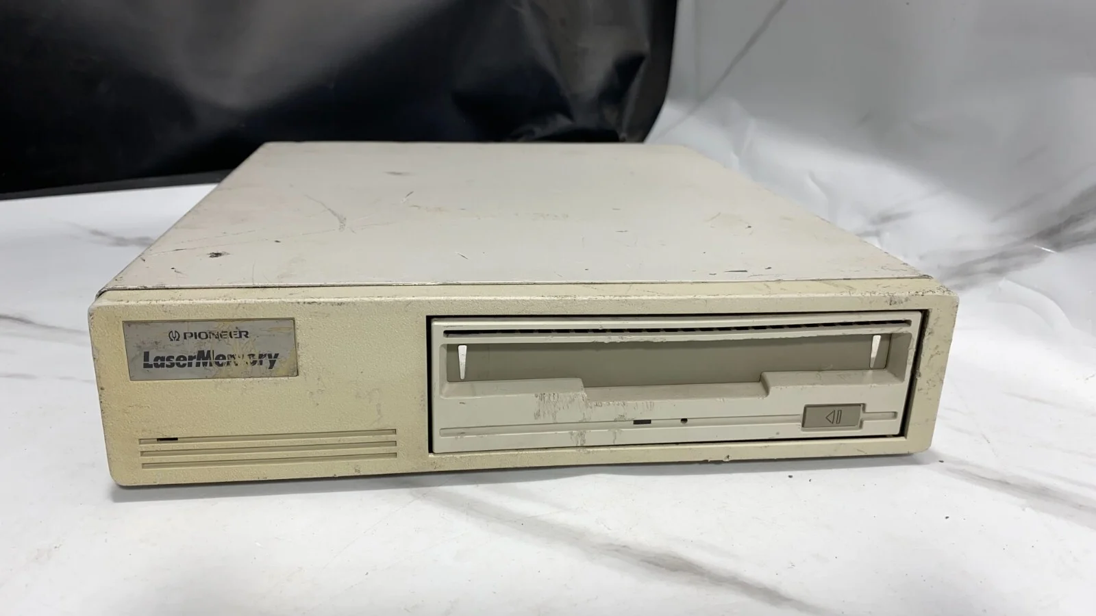 نظام محرك أقراص ضوئي خارجي من بايونير سعة 654 ميجابايت طراز DE-SH7101
