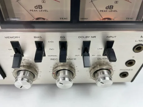 Teac A-700 - Stereo Cassette Deck Recorder