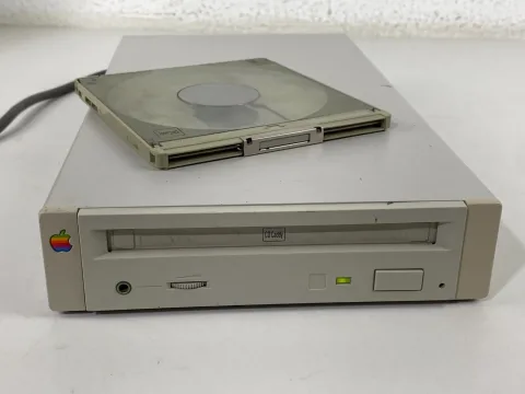 محرك أقراص CD خارجي من أبل موديل CD 150 M3022 مع صينية
