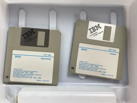 نظام تشغيل IBM DOS نسخة 4.00 على قرص مرن 3.5" بوصة 1988