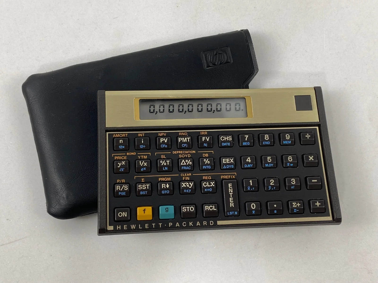 آلة حساب Hewlett Packard HP-12C مع حافظة