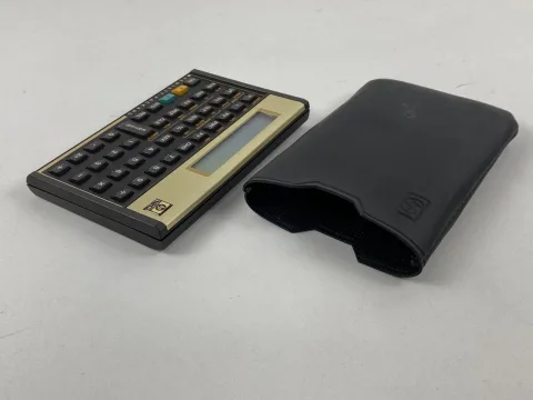 آلة حساب Hewlett Packard HP-12C مع حافظة