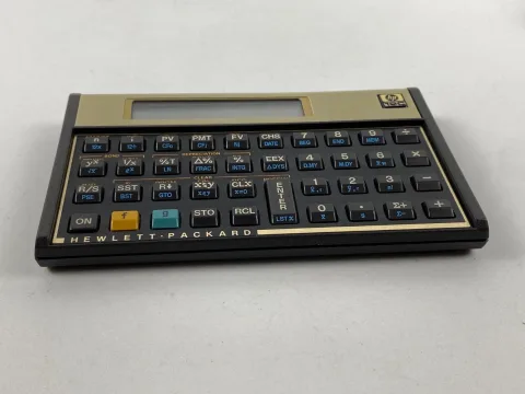 آلة حساب Hewlett Packard HP-12C مع حافظة