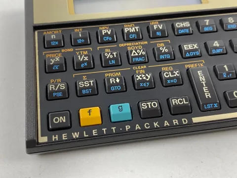 آلة حساب Hewlett Packard HP-12C مع حافظة