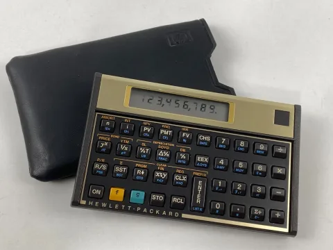 آلة حساب Hewlett Packard HP-12C مع حافظة