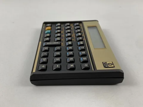 آلة حساب Hewlett Packard HP-12C مع حافظة