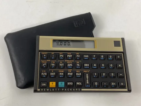 آلة حساب Hewlett Packard HP-12C مع حافظة