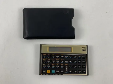 آلة حساب Hewlett Packard HP-12C مع حافظة