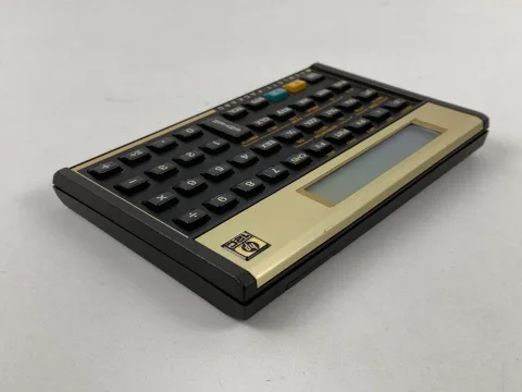 آلة حساب Hewlett Packard HP-12C مع حافظة