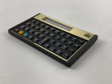 آلة حساب Hewlett Packard HP-12C مع حافظة