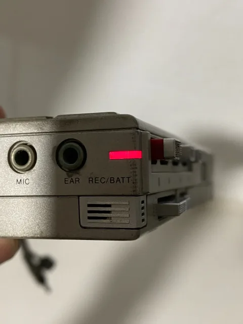 مسجل ميكروكاسيت محمول من سوني M-203 مع حافظة