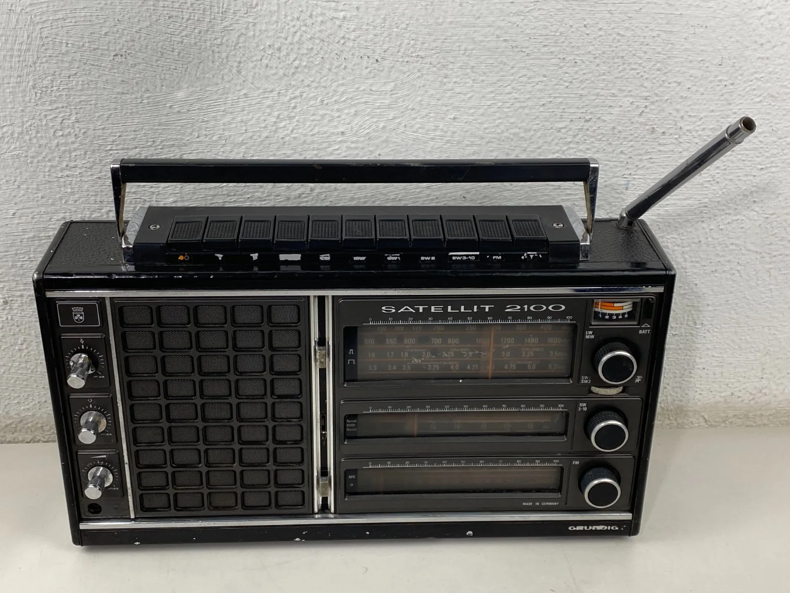 Grundig Satellite 2100 Transistor Radio