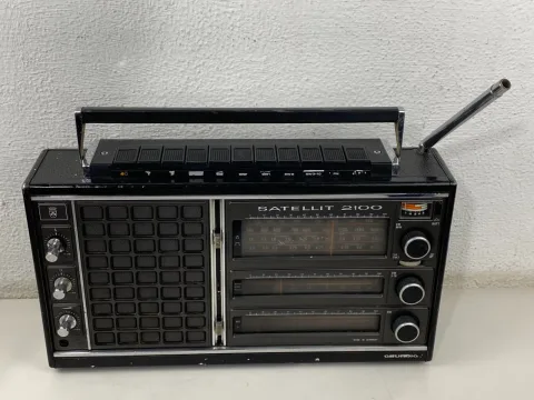 Grundig Satellite 2100 Transistor Radio