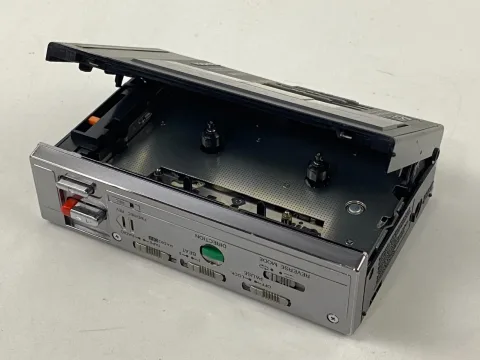 Toshiba KT-V850 Walky Walkman AM/FM Radio Cassette Recorder