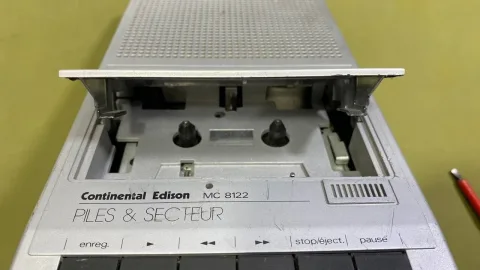 مشغل ومسجل كاسيت Continental Edison MC8122 يعمل بالبطاريات والكهرباء كوريا