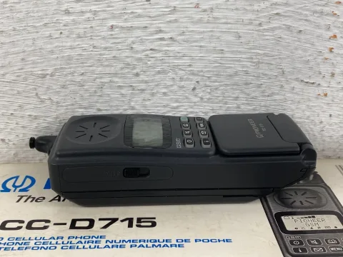 Retro Pioneer PCC-D715 GSM Mobile Cellular Phone