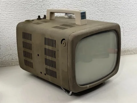 Sanyo 8-P2 Portable Transistor TV Television Retro CRT 1962