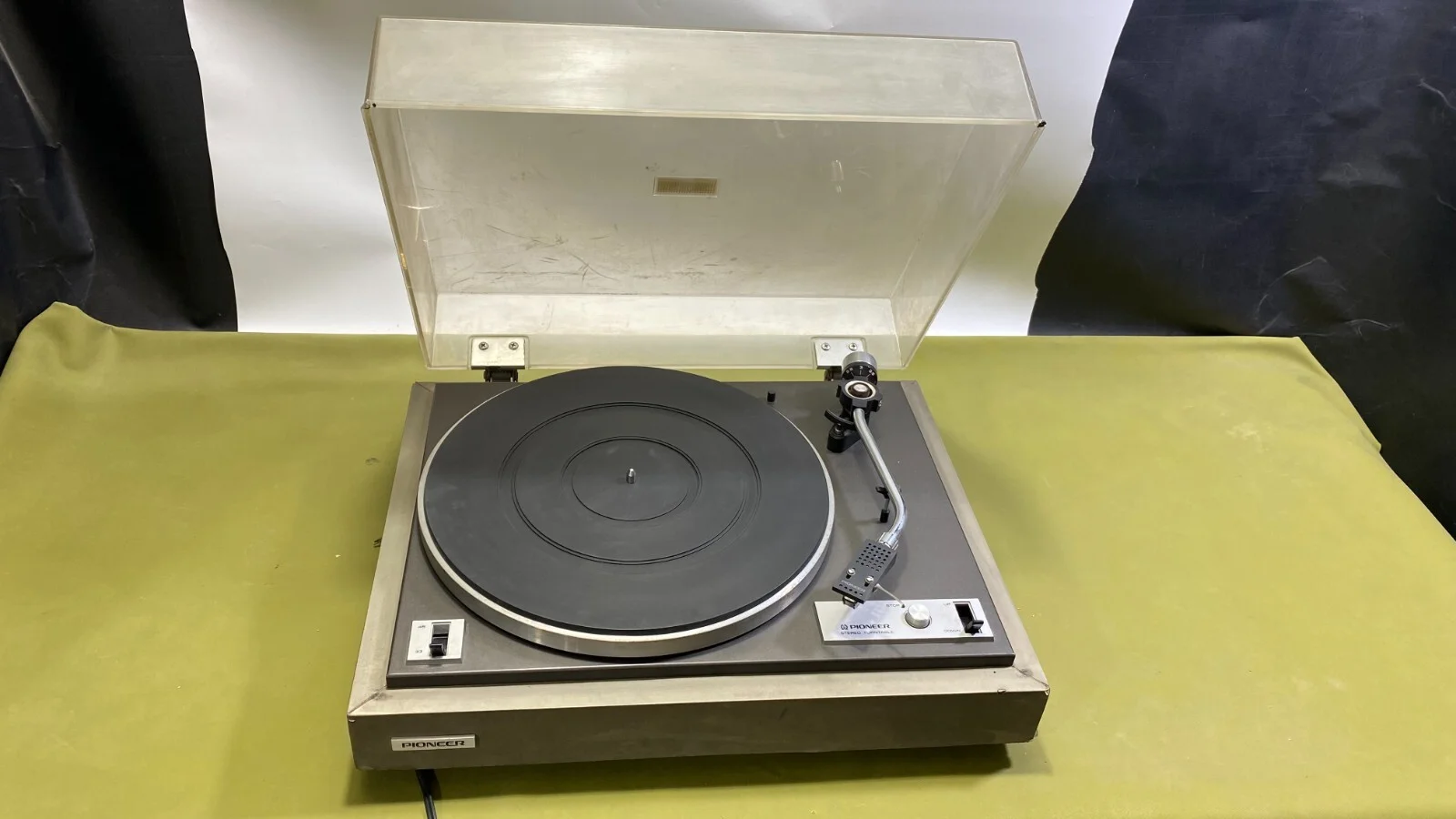 Pioneer Plain Old 1977 Belt drive PL-155A Stereo Turntab